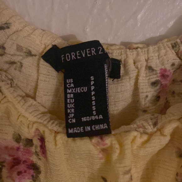 3 for $15 Cute crop top🌼 - Picture 3 of 3